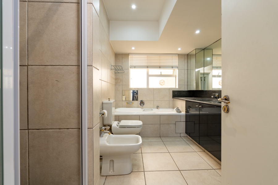 To Let 4 Bedroom Property for Rent in Sea Point Western Cape